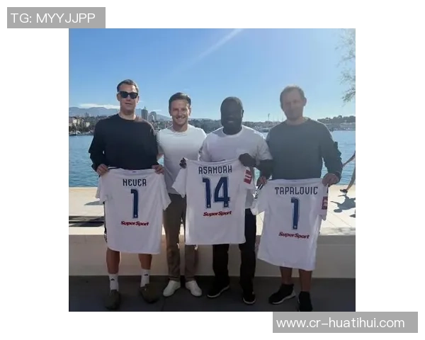 拉基蒂奇与诺伊尔阿萨莫阿合影穆勒赞叹组合实力强大 拉基蒂奇与诺伊尔阿萨莫阿合影穆勒赞叹组合实力强大